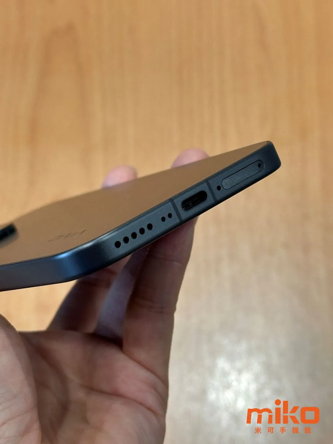 vivo V70 機身下方有一顆收音麥克風、一組喇叭、充電傳輸孔以及 SIM 卡插槽